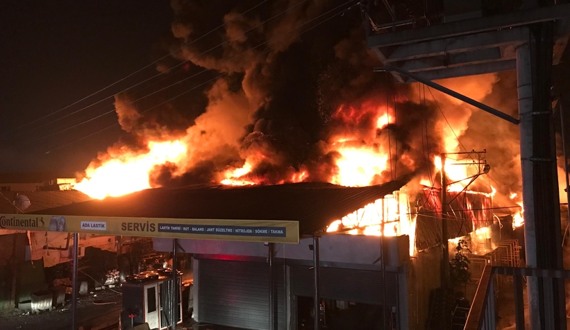 Kauçuk fabrikası ve 4 iş yeri yandı