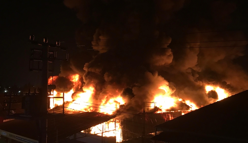 Kauçuk fabrikası ve 4 iş yeri yandı