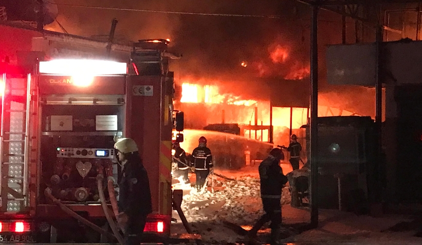 Kauçuk fabrikası ve 4 iş yeri yandı