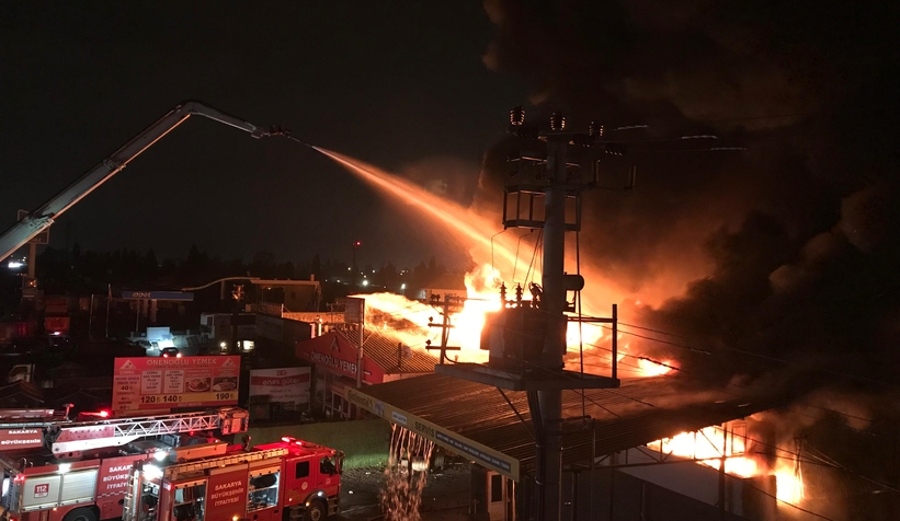Kauçuk fabrikası ve 4 iş yeri yandı