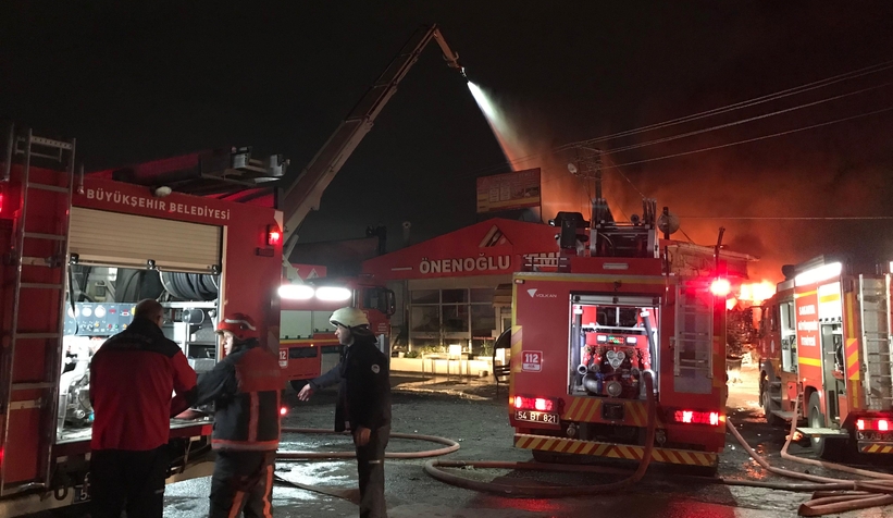 Kauçuk fabrikası ve 4 iş yeri yandı