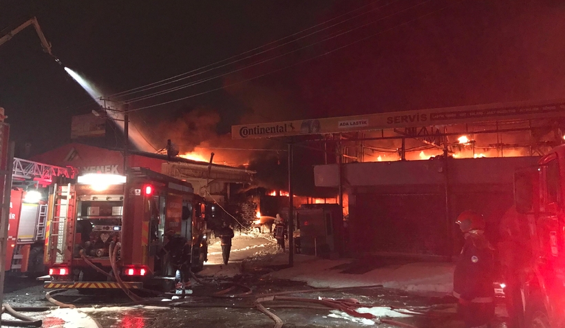 Kauçuk fabrikası ve 4 iş yeri yandı