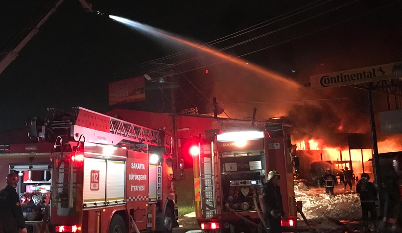 Kauçuk fabrikası ve 4 iş yeri yandı