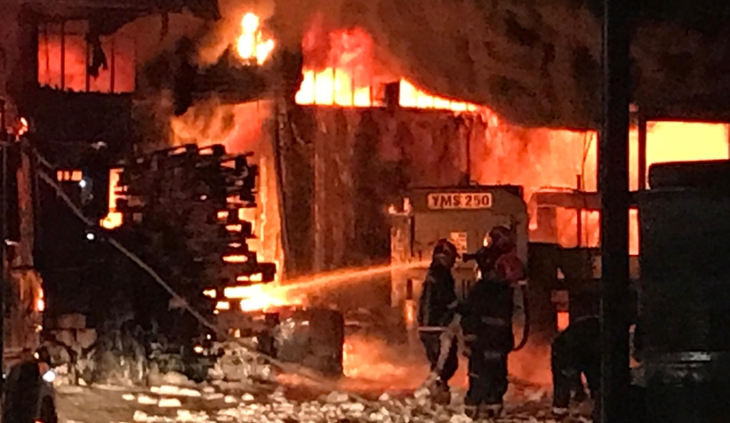 Kauçuk fabrikası ve 4 iş yeri yandı