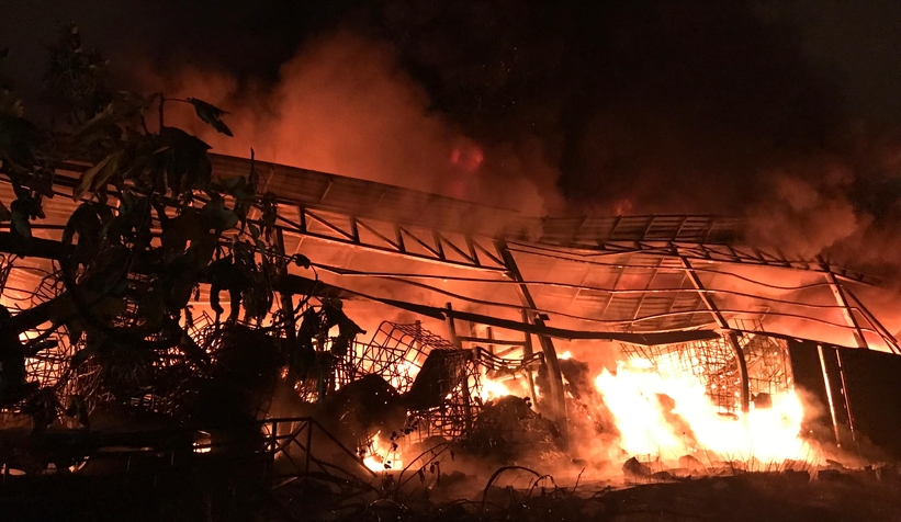 Kauçuk fabrikası ve 4 iş yeri yandı