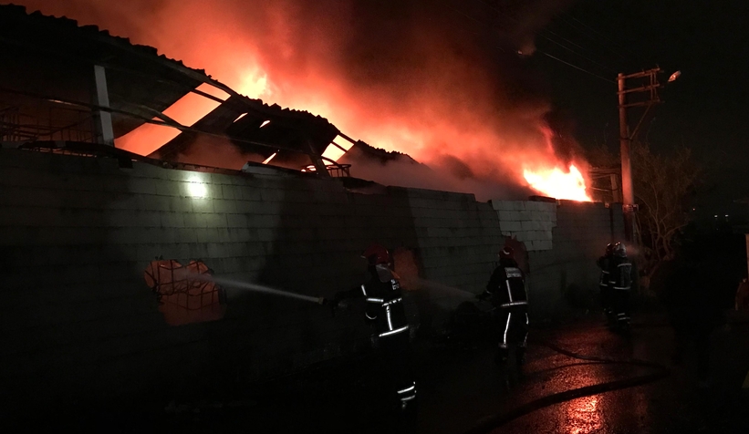 Kauçuk fabrikası ve 4 iş yeri yandı