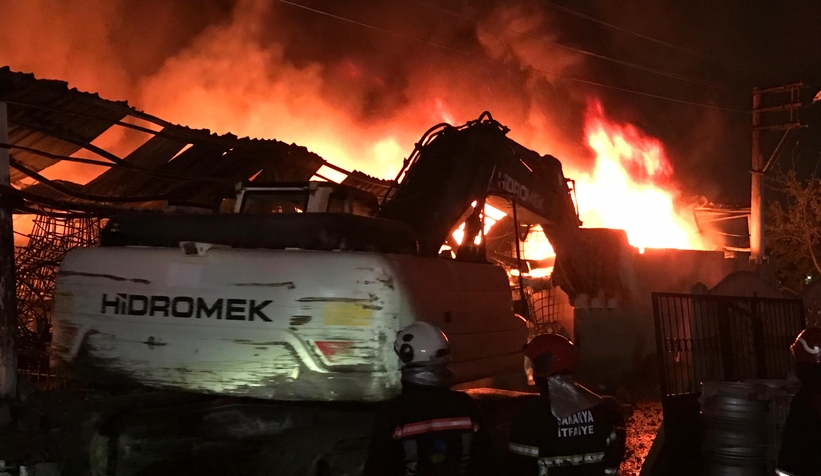Kauçuk fabrikası ve 4 iş yeri yandı