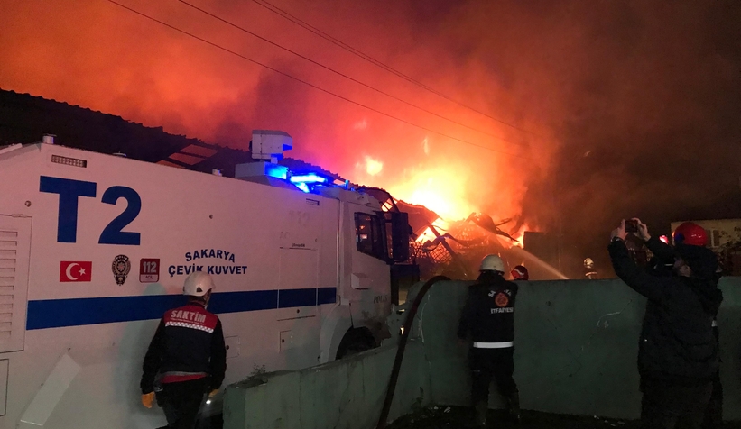 Kauçuk fabrikası ve 4 iş yeri yandı