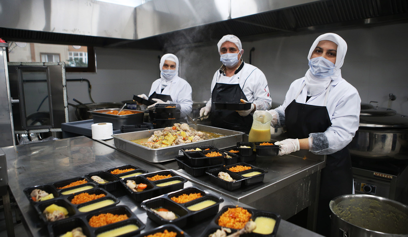 Büyükşehir 1300 öğün yemek ulaştırıyor