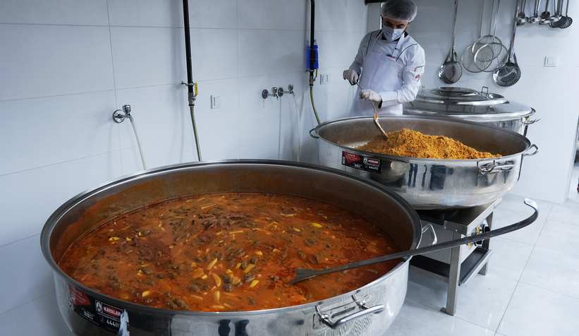 Büyükşehir 1300 öğün yemek ulaştırıyor