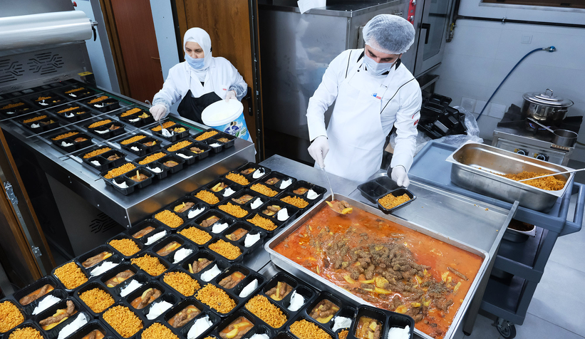 Büyükşehir 1300 öğün yemek ulaştırıyor