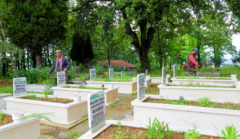 Büyükşehir 440 mezarlığı bayrama hazırladı