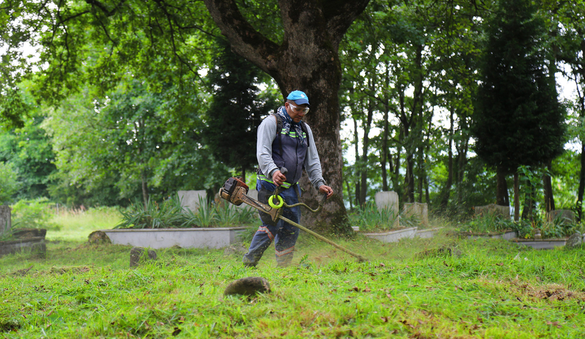 Büyükşehir 440 mezarlığı bayrama hazırladı
