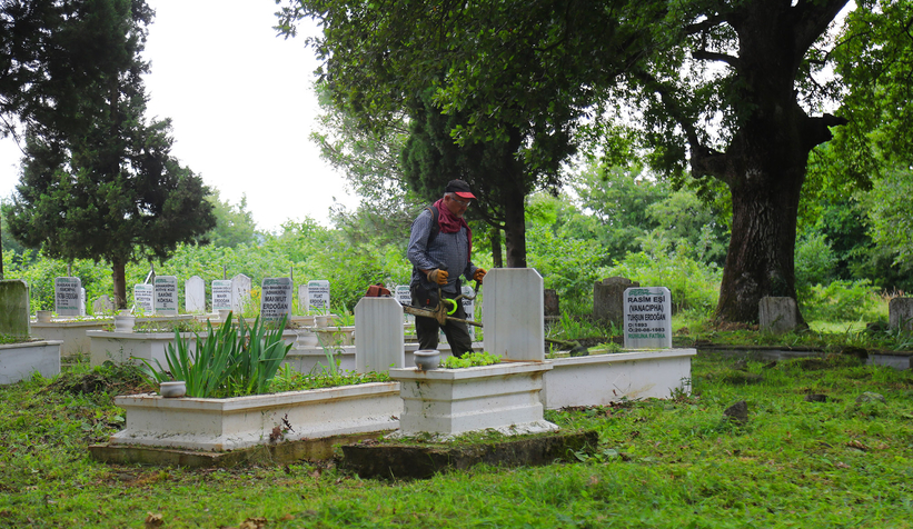 Büyükşehir 440 mezarlığı bayrama hazırladı