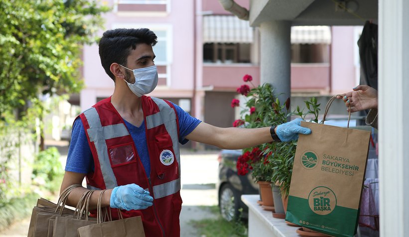 Büyükşehir 8 milyon maske dağıttı