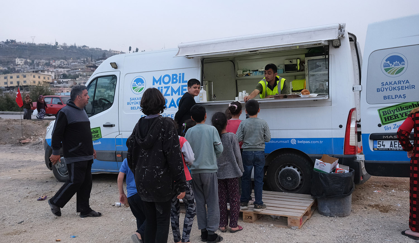 Büyükşehir aşevinden depremzedelere 3 öğün yemek