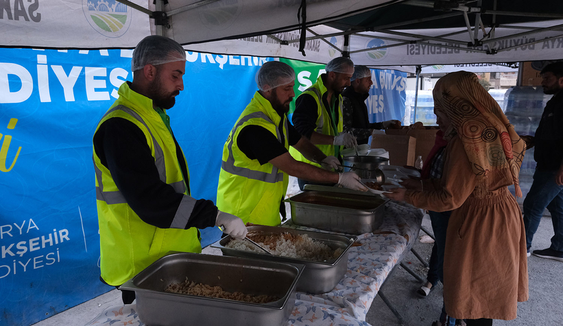 Büyükşehir aşevinden depremzedelere 3 öğün yemek