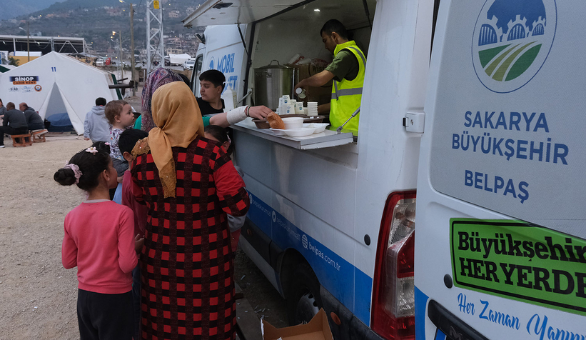 Büyükşehir aşevinden depremzedelere 3 öğün yemek