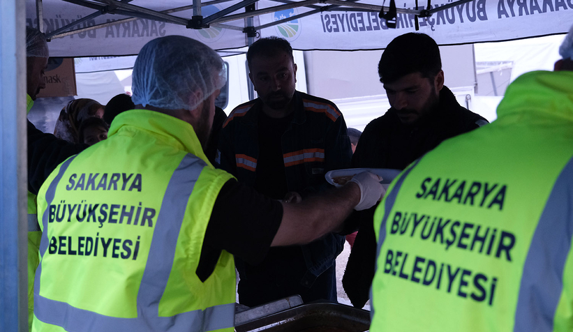 Büyükşehir aşevinden depremzedelere 3 öğün yemek