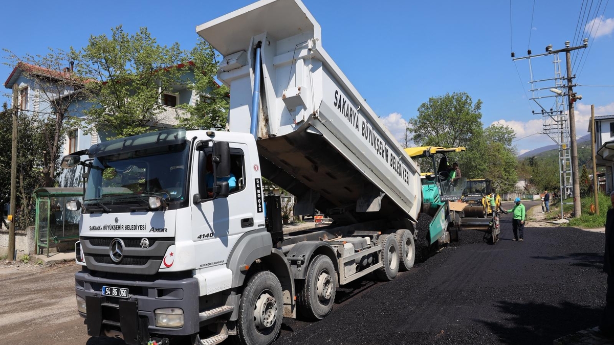 Büyükşehir asfalt sezonunu Akyazı’da açtı