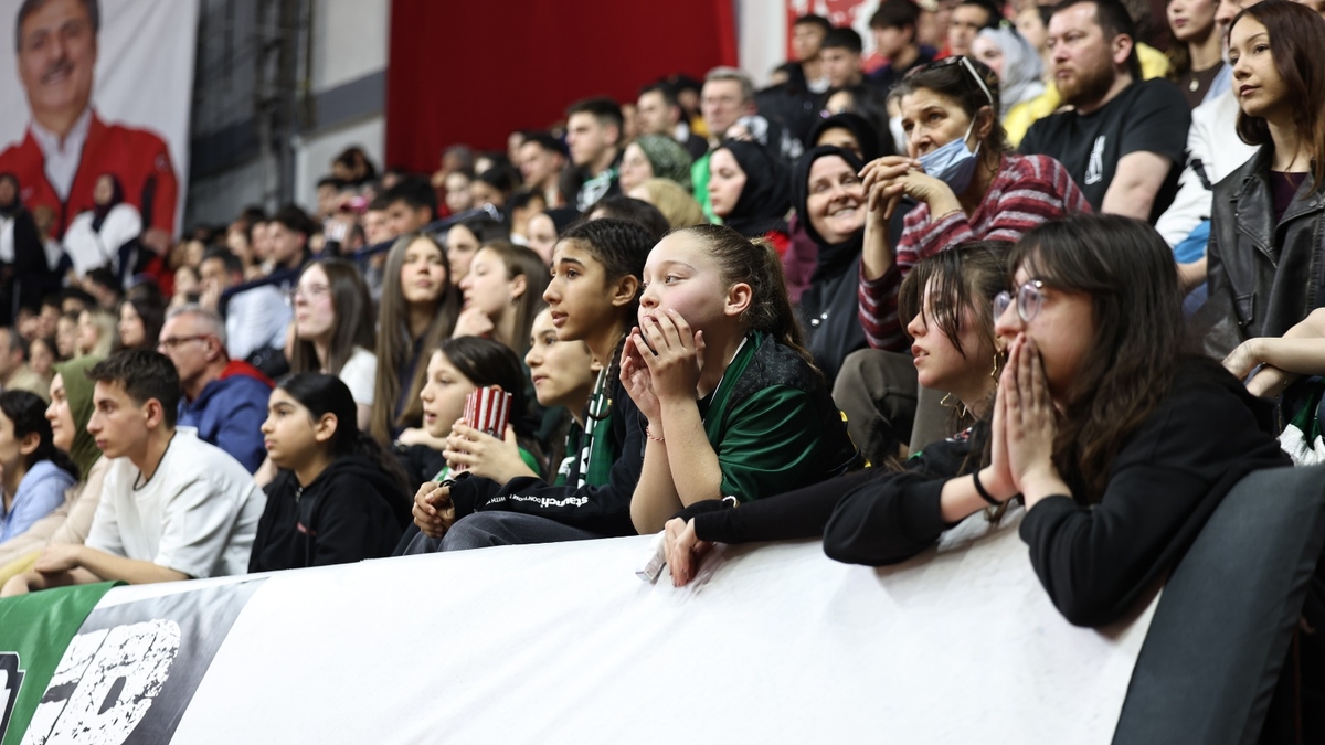 Büyükşehir basketbol yarı final serisine galibiyetle başladı