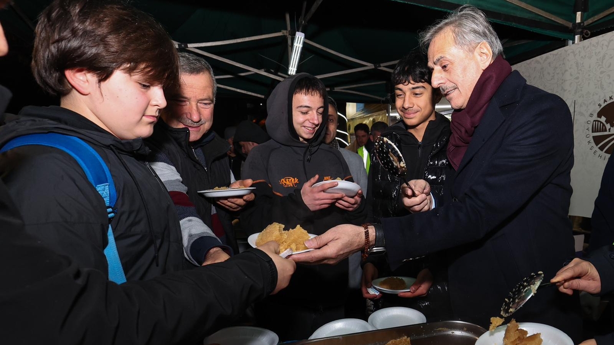 Büyükşehir Belediye Başkanı Yusuf Alemdar, Adapazarı Belediye Başkanı Mutlı Işıksu ile birlikte Kandil Gecesi’nde vatandaşlarla kucaklaştı.