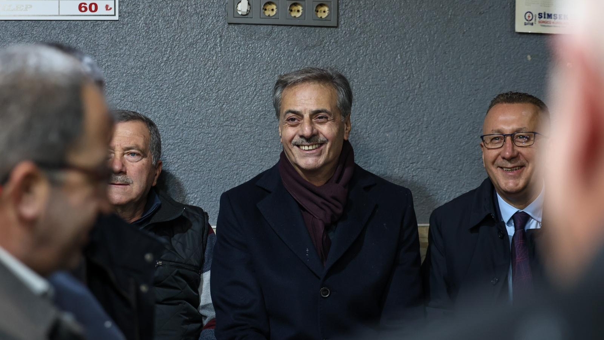 Büyükşehir Belediye Başkanı Yusuf Alemdar, Adapazarı Belediye Başkanı Mutlı Işıksu ile birlikte Kandil Gecesi’nde vatandaşlarla kucaklaştı.