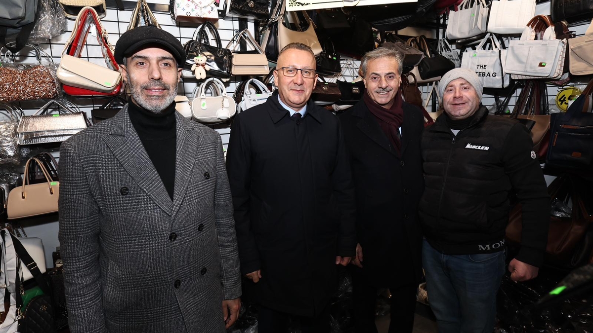 Büyükşehir Belediye Başkanı Yusuf Alemdar, Adapazarı Belediye Başkanı Mutlı Işıksu ile birlikte Kandil Gecesi’nde vatandaşlarla kucaklaştı.