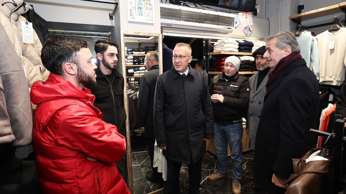 Büyükşehir Belediye Başkanı Yusuf Alemdar, Adapazarı Belediye Başkanı Mutlı Işıksu ile birlikte Kandil Gecesi’nde vatandaşlarla kucaklaştı.