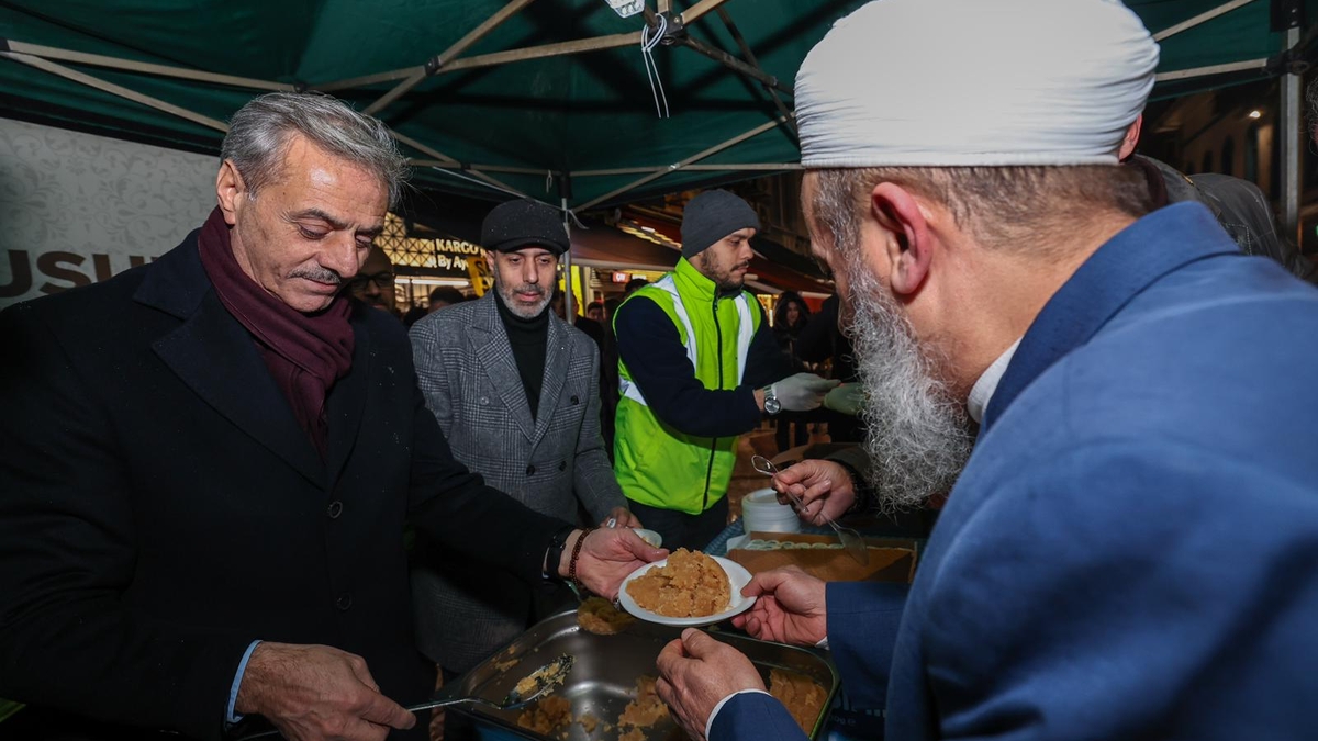 Büyükşehir Belediye Başkanı Yusuf Alemdar, Adapazarı Belediye Başkanı Mutlı Işıksu ile birlikte Kandil Gecesi’nde vatandaşlarla kucaklaştı.