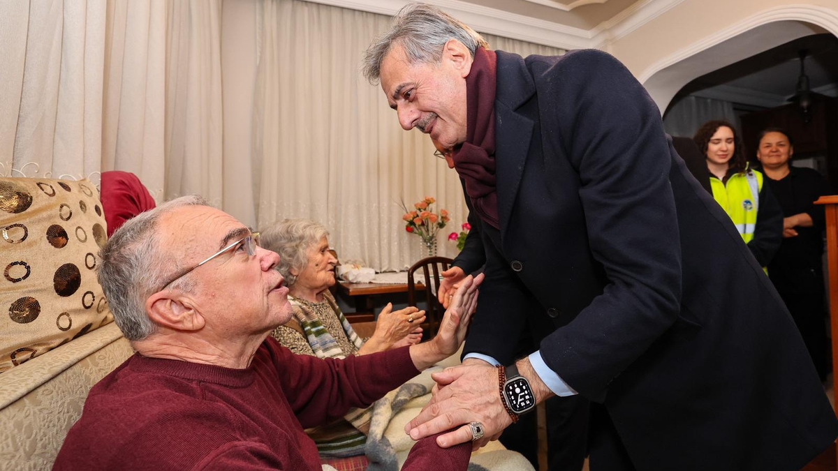 Büyükşehir Belediye Başkanı Yusuf Alemdar, Adapazarı Belediye Başkanı Mutlı Işıksu ile birlikte Kandil Gecesi’nde vatandaşlarla kucaklaştı.