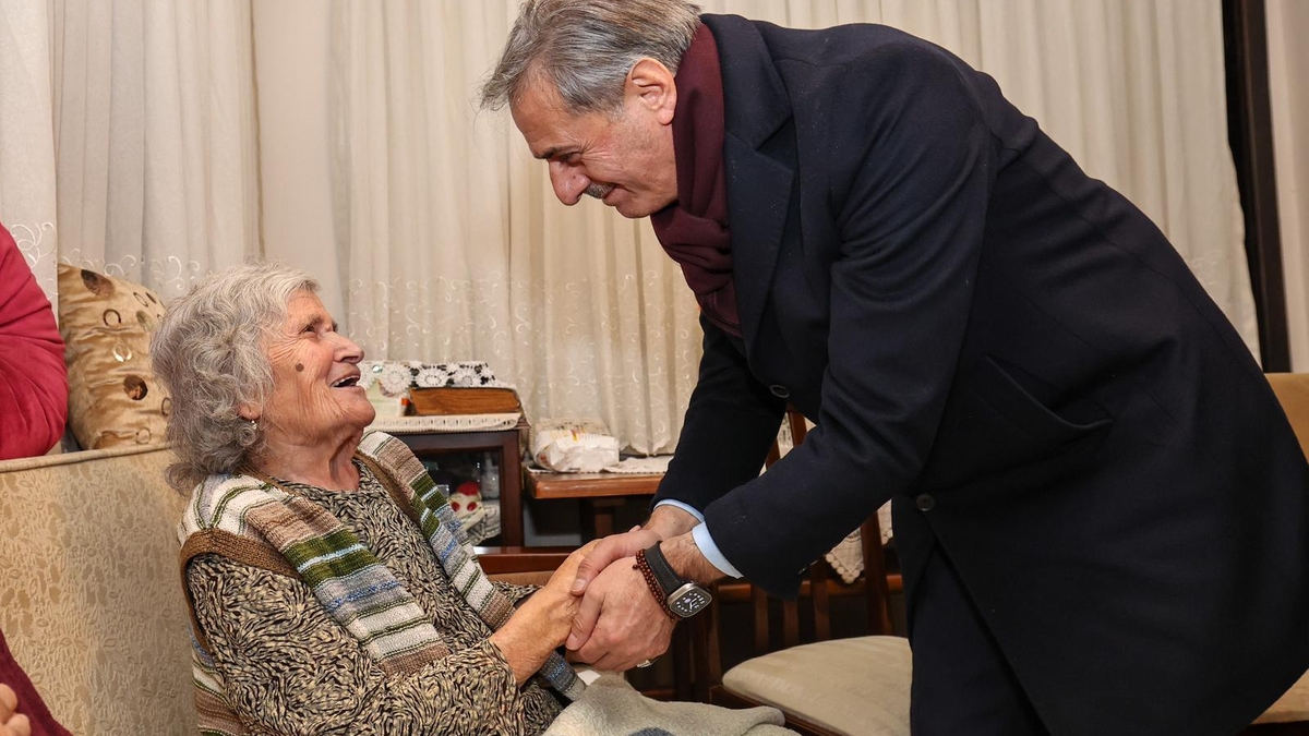 Büyükşehir Belediye Başkanı Yusuf Alemdar, Adapazarı Belediye Başkanı Mutlı Işıksu ile birlikte Kandil Gecesi’nde vatandaşlarla kucaklaştı.