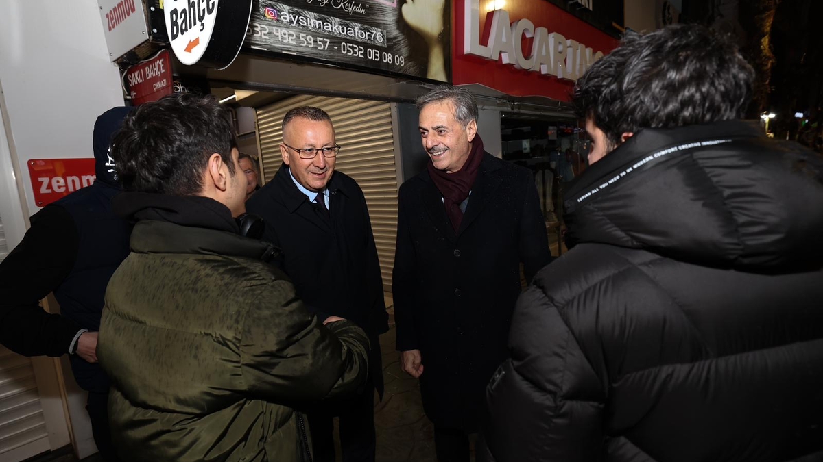 Büyükşehir Belediye Başkanı Yusuf Alemdar, Adapazarı Belediye Başkanı Mutlı Işıksu ile birlikte Kandil Gecesi’nde vatandaşlarla kucaklaştı.