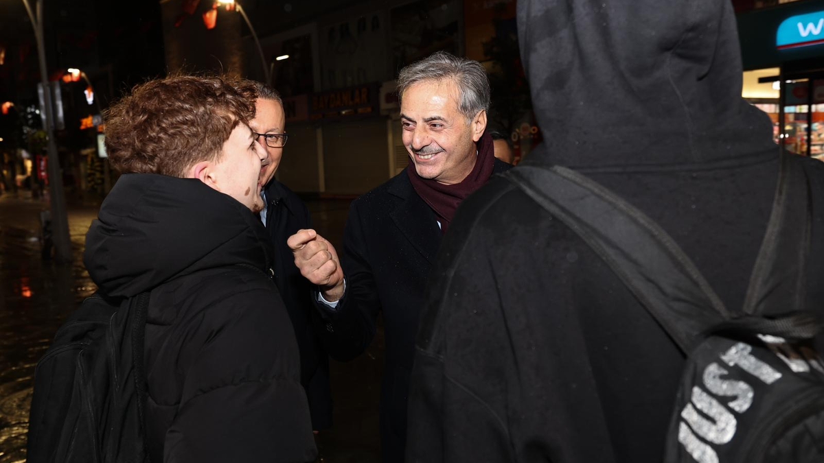 Büyükşehir Belediye Başkanı Yusuf Alemdar, Adapazarı Belediye Başkanı Mutlı Işıksu ile birlikte Kandil Gecesi’nde vatandaşlarla kucaklaştı.