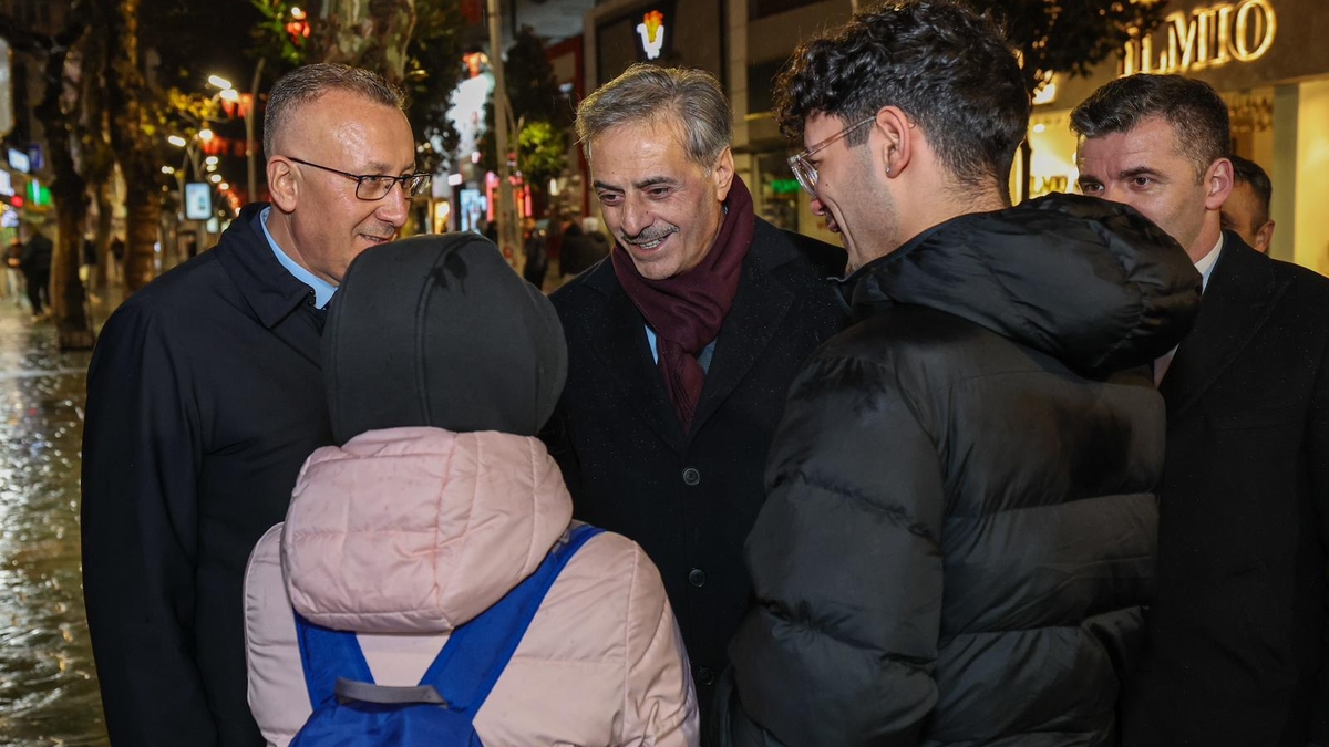 Büyükşehir Belediye Başkanı Yusuf Alemdar, Adapazarı Belediye Başkanı Mutlı Işıksu ile birlikte Kandil Gecesi’nde vatandaşlarla kucaklaştı.