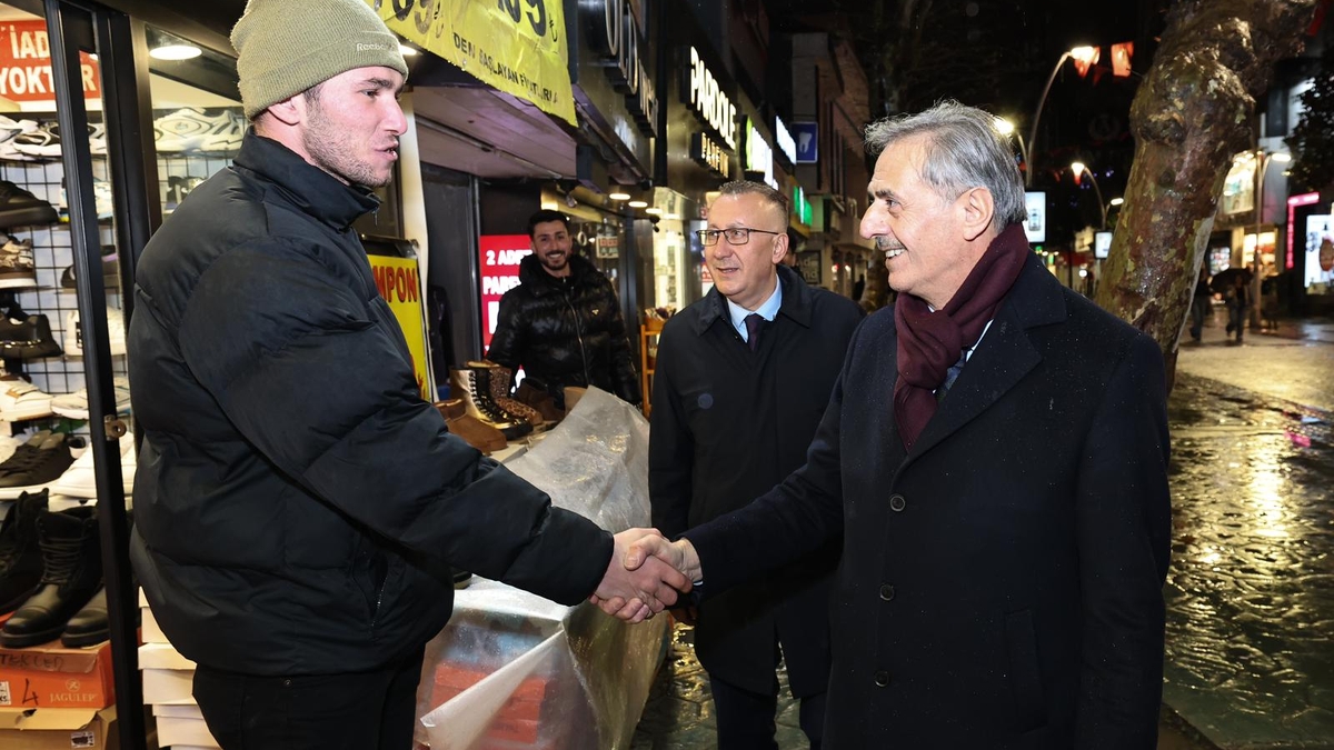 Büyükşehir Belediye Başkanı Yusuf Alemdar, Adapazarı Belediye Başkanı Mutlı Işıksu ile birlikte Kandil Gecesi’nde vatandaşlarla kucaklaştı.