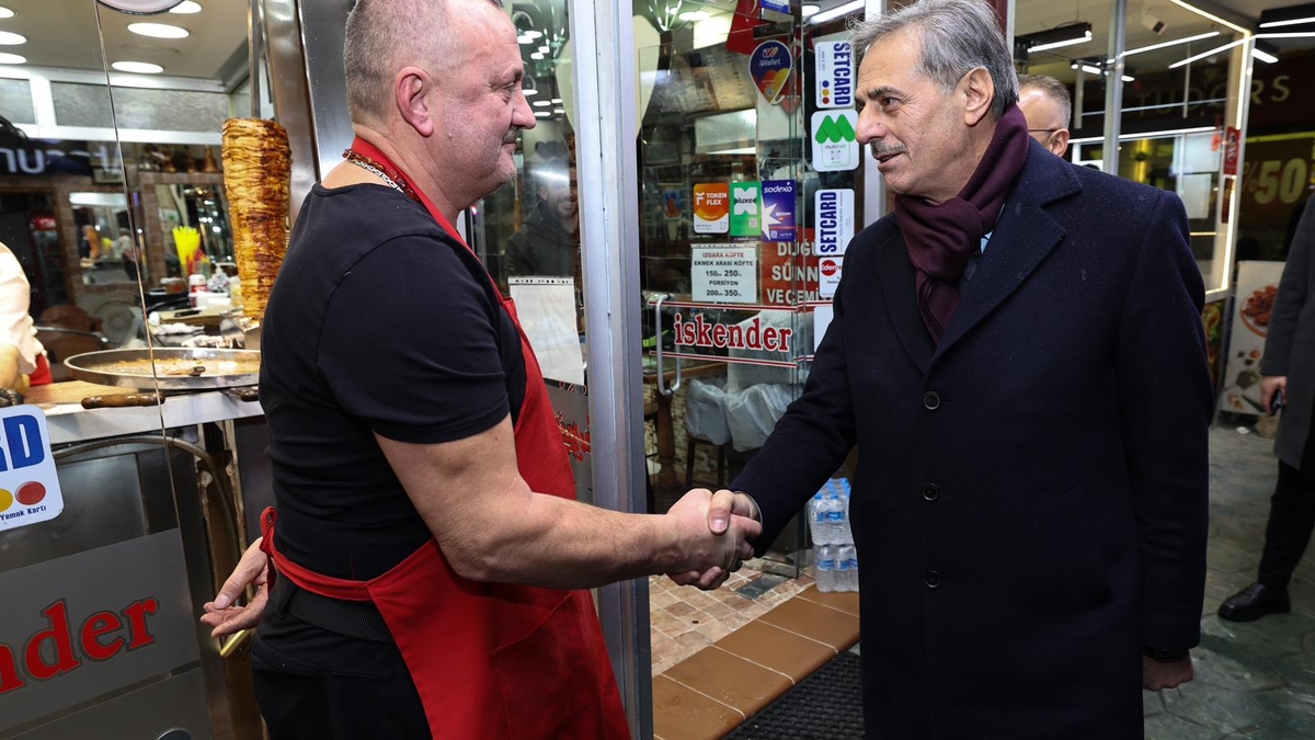 Büyükşehir Belediye Başkanı Yusuf Alemdar, Adapazarı Belediye Başkanı Mutlı Işıksu ile birlikte Kandil Gecesi’nde vatandaşlarla kucaklaştı.