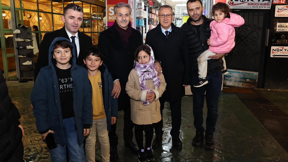 Büyükşehir Belediye Başkanı Yusuf Alemdar, Adapazarı Belediye Başkanı Mutlı Işıksu ile birlikte Kandil Gecesi’nde vatandaşlarla kucaklaştı.