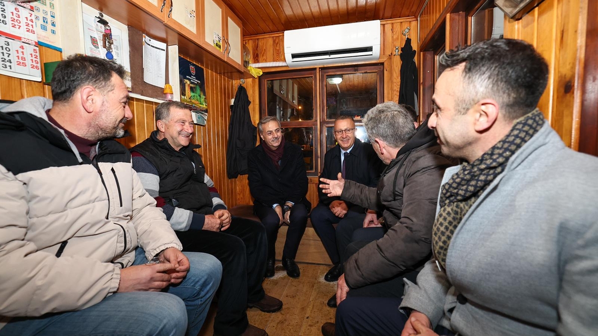 Büyükşehir Belediye Başkanı Yusuf Alemdar, Adapazarı Belediye Başkanı Mutlı Işıksu ile birlikte Kandil Gecesi’nde vatandaşlarla kucaklaştı.