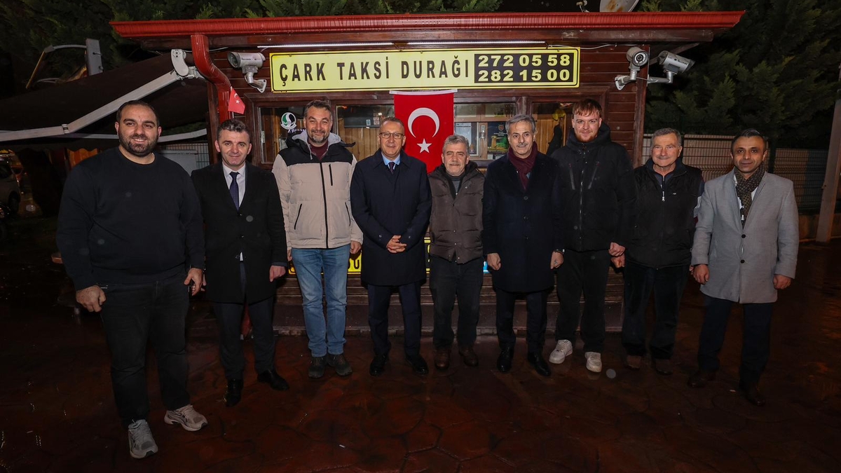 Büyükşehir Belediye Başkanı Yusuf Alemdar, Adapazarı Belediye Başkanı Mutlı Işıksu ile birlikte Kandil Gecesi’nde vatandaşlarla kucaklaştı.