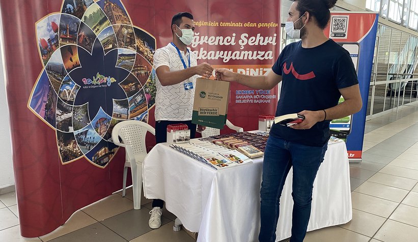 Büyükşehir Belediyesi SAÜ ve SUBÜ’de eğitime başlayacak öğrencileri karşıladı