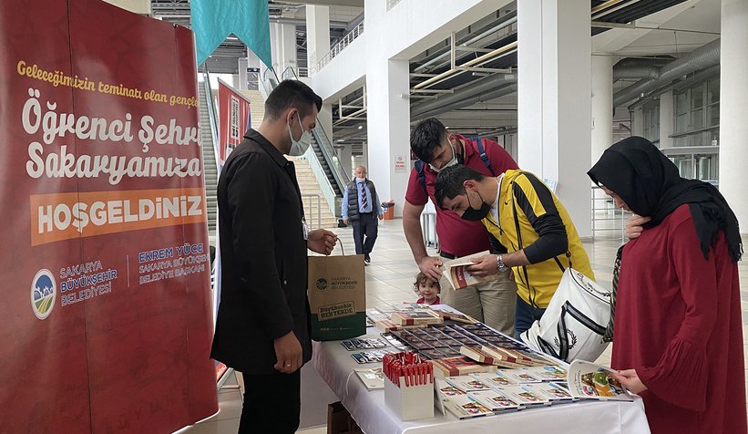 Büyükşehir Belediyesi SAÜ ve SUBÜ’de eğitime başlayacak öğrencileri karşıladı