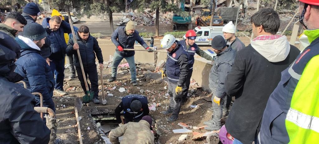 buyuksehir-belediyesi-tum-ekipleriyle-afet-bolgesindewutnd3hyed