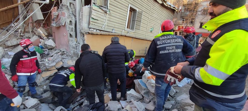 buyuksehir-belediyesi-tum-ekipleriyle-afet-bolgesindewutnd3hyed