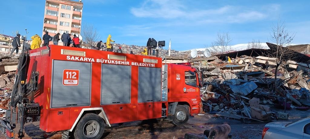 buyuksehir-belediyesi-tum-ekipleriyle-afet-bolgesindewutnd3hyed