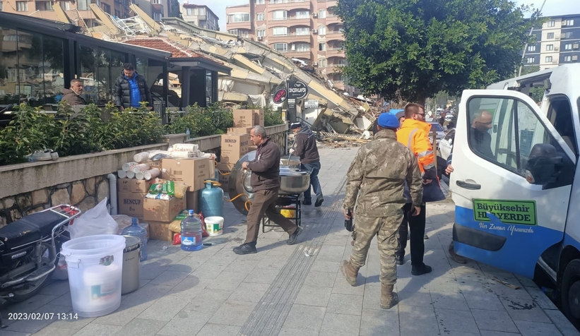 buyuksehir-belediyesi-tum-ekipleriyle-afet-bolgesindewutnd3hyed