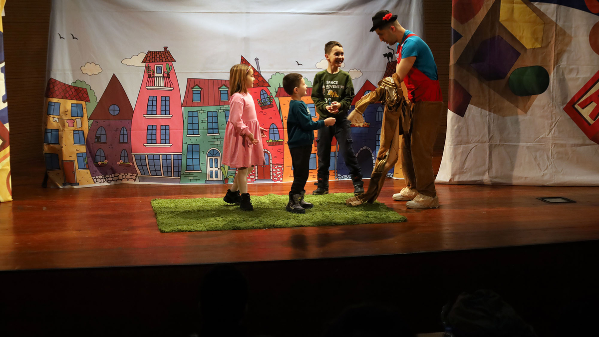 Büyükşehir bin 500 çocuğu tiyatroyla buluşturdu