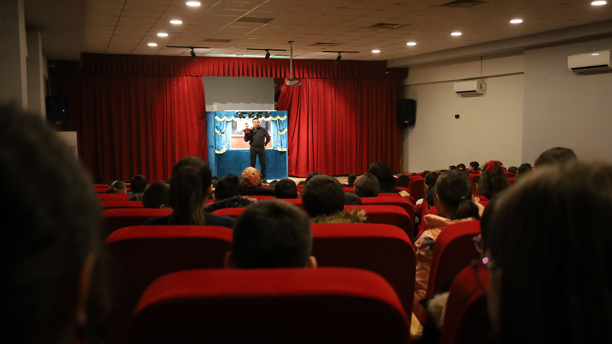 Büyükşehir bin 500 çocuğu tiyatroyla buluşturdu
