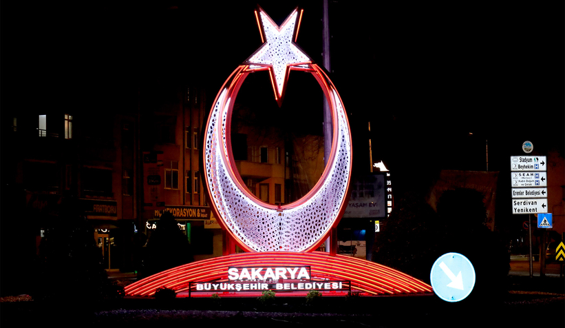 Büyükşehir caddelere Ay Yıldız’la güzellik kattı