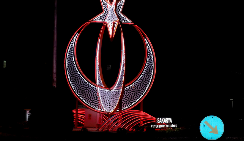 Büyükşehir caddelere Ay Yıldız’la güzellik kattı